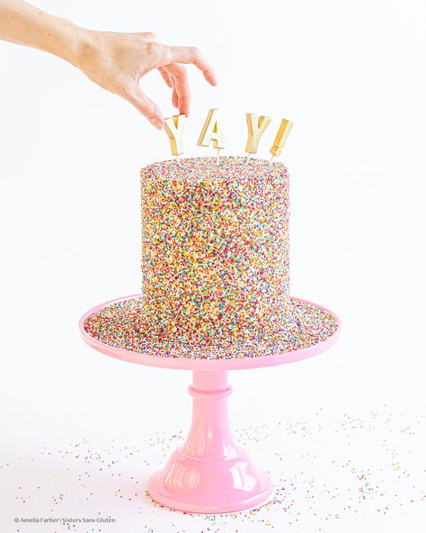 The Ultimate Gluten Free Funfetti Cake - Sisters Sans Gluten Gluten Free Funfetti Cake, Baking Power, Patty Cake, Strawberry Whipped Cream, Fluffy Cake, Cream Cheese Buttercream, Cream Cheese Eggs, White Chocolate Ganache, Funfetti Cake