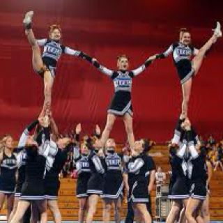 Outside heel stretch pyramid! Stunts Cheer, Cheer Formations, Cheer Pyramids, Youth Cheerleading, Cheer Goals, Cheerleading Stunts, Cool Cheer Stunts, Cheerleading Pyramids, Youth Cheer