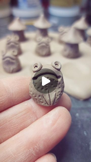 Elukka Ceramics⚱ est. 2008 on Instagram: ". Here's another #wip from last week 😆 I can already tell that my #tictactoe obsession won't stop anytime soon ! Ribbit ! 🤭 . 🌸🐸🤍🌸🐸🤍🌸🐸🤍🌸🐸🤍🌸🐸 . #ceramictoy #artisantoys #lillypad #froglover #ribbitribbit #tinythings #potteryvideos #wipceramics #elukka #elukkaceramics" Pinch Pot Critters, Ceramic Fairy Sculpture, Handbuilding Pottery Ideas Pinch Pots, Pottery Kids Ideas, Pottery Projects For Kids, Pinch Ceramics Ideas, Kids Pottery Ideas, Ceramics For Kids, Pottery Ideas For Kids