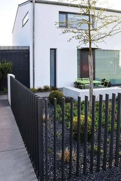 Aluminum fence style - from DivesandDollar Augsburg Germany, Diy Garden Fence, Black Fence, Modern Fence Design, Terrace Garden Design, Horizontal Fence, Fence Styles, Privacy Fences, Aluminum Fence