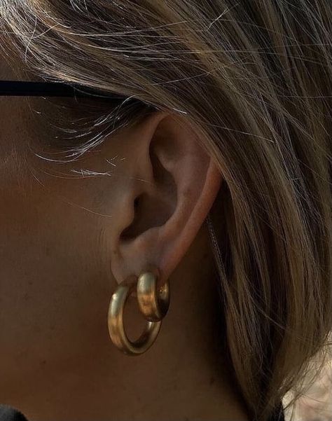 Thick Gold Hoops Aesthetic, Brown Hair Gold Jewelry, Gold Jewelry Aesthetic Earrings, Gold Hoops Aesthetic, Piercings Aesthetic, Stockholm Aesthetic, Golden Brunette, Earrings Piercings, Hoop Earrings Aesthetic