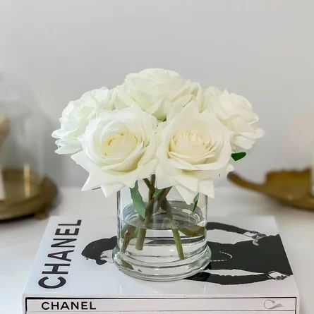 Small White Rose Centerpiece, White Rose Centerpiece Simple, Small Flower Arrangements Wedding, Small White Floral Centerpieces, Small White Flower Centerpieces, Simple White Rose Centerpiece, Small White Flower Arrangements, Small Rose Centerpiece, White Roses Centerpieces