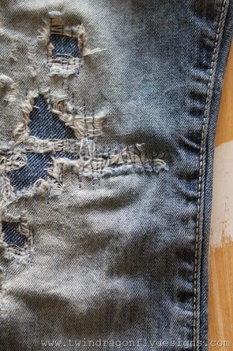 How to patch kids jeans in a cool way Visible Mending Jeans, Patched Jeans Diy, How To Patch Jeans, Patched Denim Jeans, Denim Repair, Patch Jeans, Denim Art, Boho Denim, Sashiko Embroidery