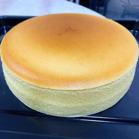 Japanese Fluffy Cake 4 Ingredients, Easy Japanese Cheesecake, Japanese Cotton Cake, Japanese Jiggly Cake, Japanese Cotton Sponge Cake Recipe, Japanese Fluffy Cake, Japanese Chiffon Cake, Pan Nube, Cake Cravings