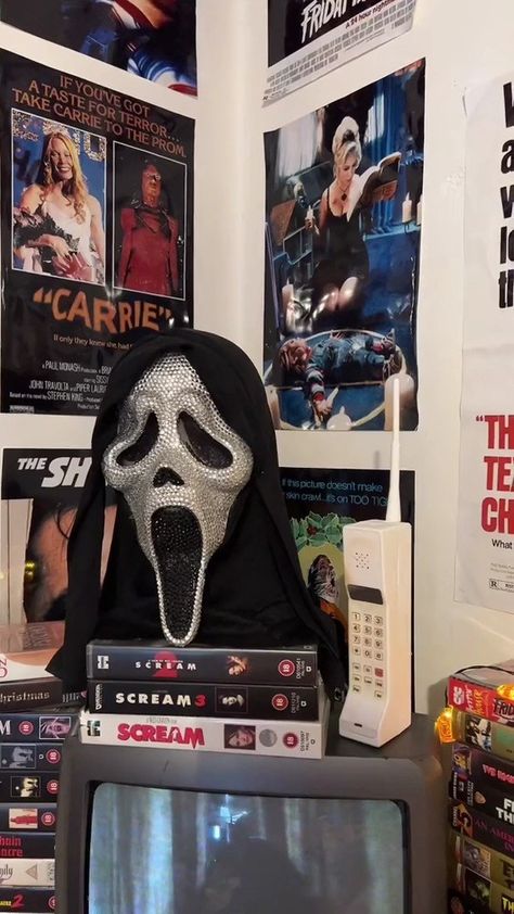 Scream Merch Aesthetic, Scream Room Aesthetic, Ghost Face Room Decor, Ghost Face Bedroom, Scream Ios 16, Scream Room Ideas, Scream Aethstetic Movie, Scream Themed Room, Horror Themed Room Aesthetic