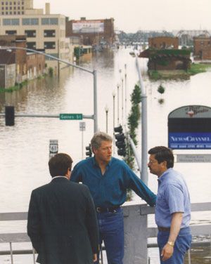 President Bill Clinton surveying flood damage in Davenport, IA July 4, 1993 during the great Mississippi flood. New Madrid, Davenport Iowa, Quad Cities, Iowa Hawkeyes, American Presidents, Bill Clinton, St Louis Missouri, Mississippi River, Through The Looking Glass