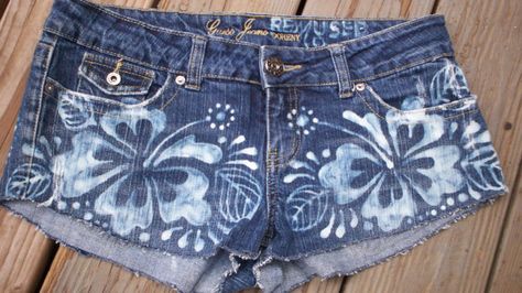 shorts using bleach painting Hibiscus Henna, Clothes Makeover, Jean Diy, Bleaching Clothes, Daisy Duke, Diy Jeans, Bleached Jeans, Denim Ideas, Painted Jeans