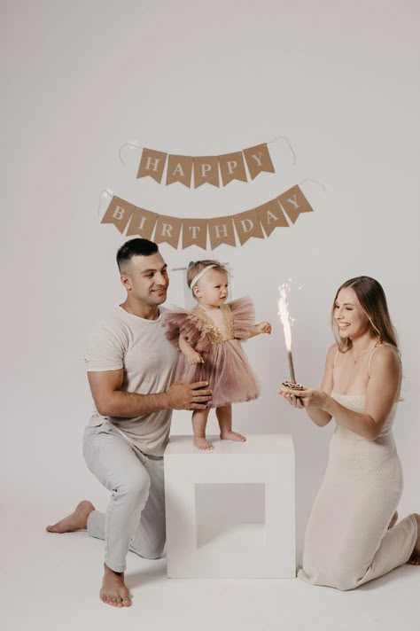 1 Year Birthday Family Photoshoot, First Birthday Pictures With Parents, 1 Year Family Photos, 1 Birthday Photoshoot Ideas, Baby 1 Year Photoshoot Ideas, One Year Baby Photo Ideas, One Year Old Photoshoot Studio, One Birthday Photoshoot, First Birthday Photo Shoot Ideas Indoor