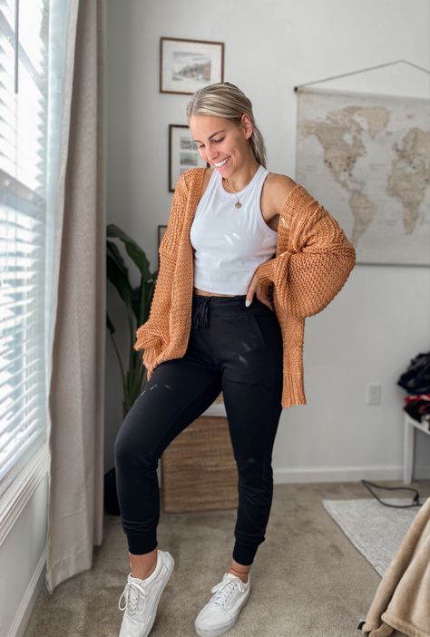 Jogger Cardigan Outfit, Joggers And Cardigan Outfit, Joggers Outfit Fall, Lounge Fits, Therapist Outfit, 23 Outfit, Jogger Outfit, Teacher Attire, Comfy Fall Outfits