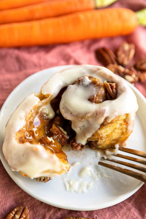 These Caramel Pecan Cinnamon Rolls are a fusion of carrot cake and cinnamon rolls, making them ideal for dessert or breakfast! A salted caramel sauce fills them and chopped pecans give them just enough crunch. #cinnamonrolls #caramel #brunch #breakfast #bingeworthybites Caramel Pecan Cinnamon Rolls, Carrot Cake Cinnamon Rolls, Cinnamon Rolls Sticky Buns, Cake Cinnamon Rolls, Baked Goods To Sell, Pecan Cinnamon, Pecan Cinnamon Rolls, Cinnamon Rolls From Scratch, Cinnamon Roll Icing