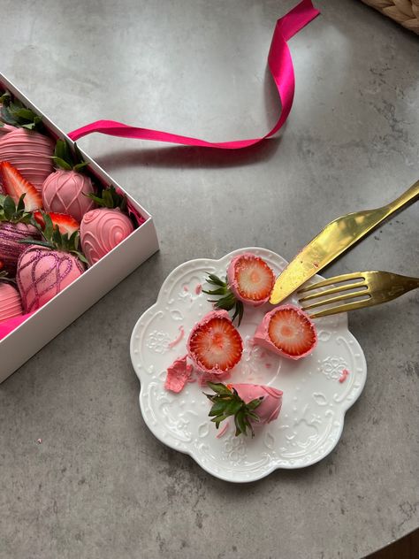 Chocolate Strawberries Packaging, Strawberry Photoshoot, Chocolate Strawberry Aesthetic, Strawberries In Chocolate Aesthetic, Chocolate Strawberries Photography, Fruit Tray Designs, Chocolate Covered Strawberry Business, Strawberry Business, Name Idea