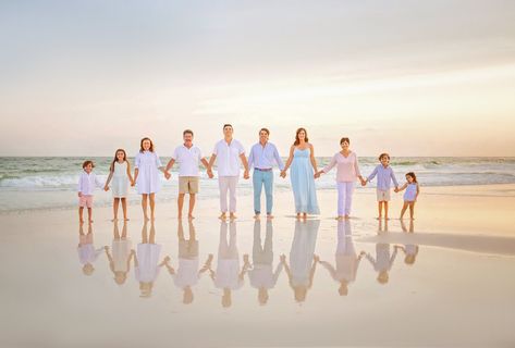 Family Beach Pictures Poses, Family Beach Pictures Outfits, Beach Photoshoot Family, Cancun Outfits, Beach Picture Outfits, Family Beach Session, Big Family Photos, Foto Kids, Extended Family Photos