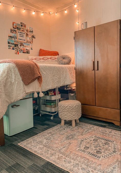 Orange And Grey Dorm Room, Boho Dorm Aesthetic, Beach Dorm Room Ideas Boho, Pink And Yellow Dorm Room Ideas, Peach Dorm Room, Dorm Room Lighting Ideas, Auburn Dorm Room, Pink Dorm Aesthetic, Pink Dorm Ideas