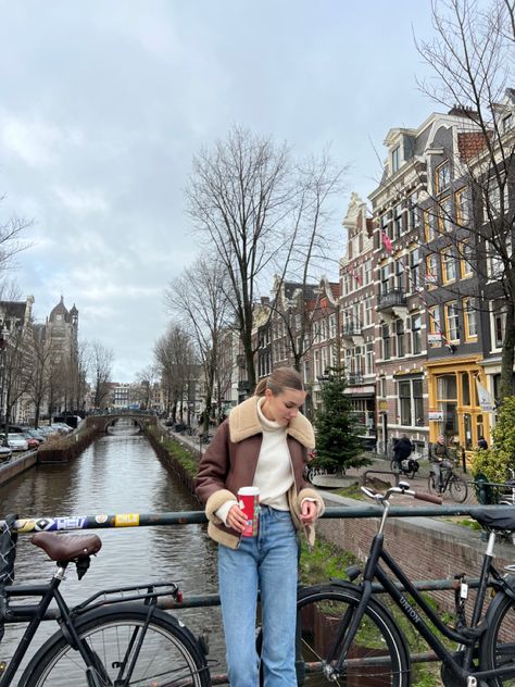 Poses In Amsterdam, Amsterdam January Outfit, Photos In Amsterdam, Amsterdam Outfit March, Amsterdam Pictures Ideas, Amsterdam Instagram Pictures, Amsterdam Aesthetic Outfit, Netherlands Outfits, Amsterdam Photo Ideas