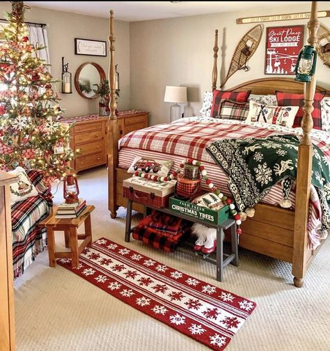 Landing Christmas Decor, Christmas Bedding Ideas, Ski Lodge Christmas, Ski Lodge Style, Holiday Bedroom, Tree Themes, Country Christmas Decorations, Christmas Bedding, Christmas Interiors