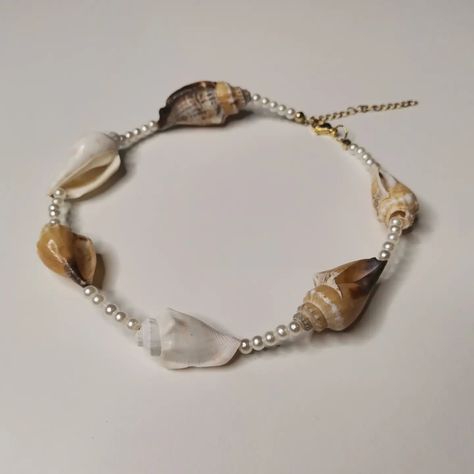 Seashell baby ogrlica 🐚 #sjajnaartstore ✨ Seashell Jewelry Diy, Seashell Creations, Shell Jewellery, Jewerly Making, Seashell Jewelry, Shell Jewelry, May 17, Friendship Bracelets, Sea Shells