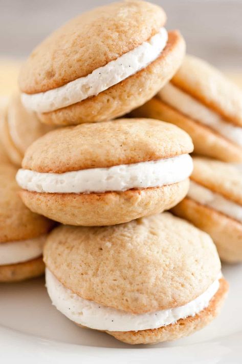 Have you ever tried banana bread in cookie form with a thick fluffy layer of frosting sandwiched between two of them? With these cookies now is your chance Banana Whoopie Pies, Spice Cakes, Vanilla Bean Frosting, Spiced Buttercream, Whoopie Pie Recipe, Cake Sandwich, Whoopie Pie, Banana Dessert, Poached Pears