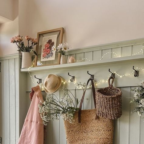 Cottagecore Foyer, Cottagecore Hallway, Cottagecore Entryway, Cottage Homestead, Country Interiors, Dressing Rooms, Country Lifestyle, Country Interior, Wood Interior