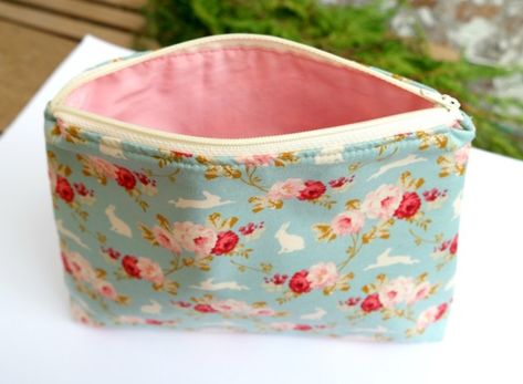 lined zippered pouch flat bottom tutorial how to Diy Small Bag, Zip Pouch Tutorial, Zipper Pouch Tutorial, Fabric Sewing Patterns, Pouch Tutorial, Flat Pouch, Pouch Pattern, Zippered Pouch, Sewing Projects For Beginners