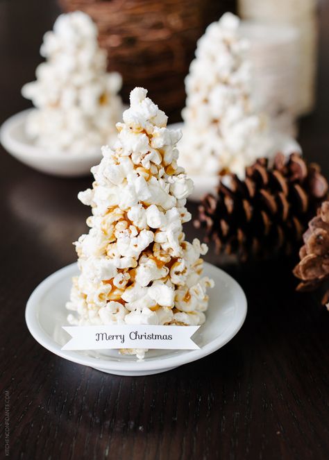 How to make Popcorn Christmas Tree Place Cards DIY. These place cards do double duty as an edible treat! Popcorn Christmas Tree, Popcorn Christmas, Christmas Dinner Table Settings, How To Make Popcorn, Diy Place Cards, Diy Christmas Table, Christmas Dinner Table, Christmas Entertaining, Dinner Table Setting