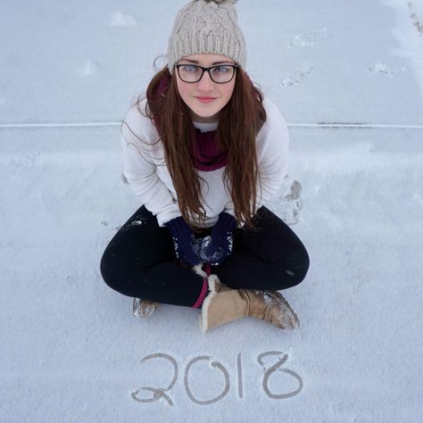 Winter Senior pictures Winter Senior Photo Ideas, Senior Snow Picture Ideas, Senior Winter Pictures Ideas, Photoshoot Winter Ideas, Snowy Senior Pictures, Winter Senior Picture Ideas, Winter Graduation Pictures, Senior Picture Ideas Winter, Winter Senior Pictures Outfits