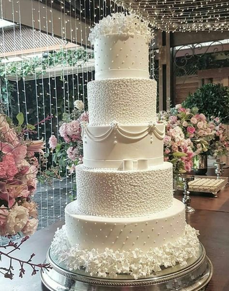 Large White Wedding Cake, Christian Wedding Cake, Korean Wedding Cake, White And Gold Wedding Cake, 4 Tier Wedding Cake, Royal Wedding Cake, Italian Wedding Cakes, Wedding Cake Pearls, Winter Wedding Planning