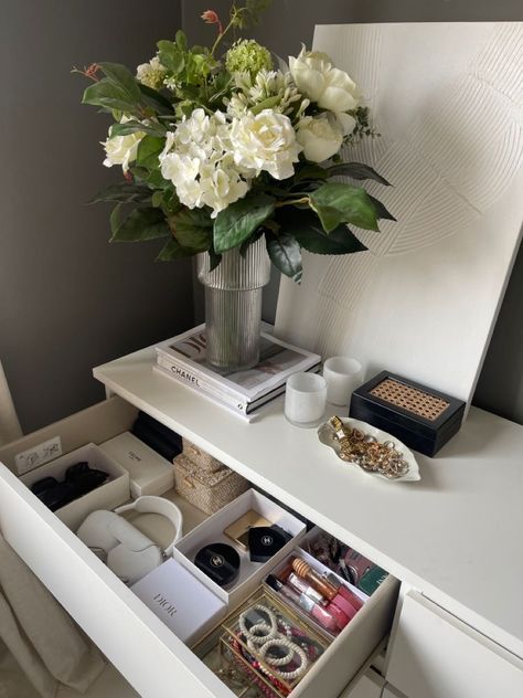 Nightstand Organization Ideas, Organised Bedroom, Organizing Aesthetic, Messy Makeup, Reset Your Life, Room Organisation, Nightstand Organization, Deco Studio, Redecorate Bedroom