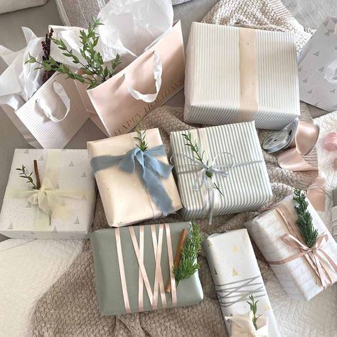 Birthday Aesthetic Presents, Wrapped Gifts Aesthetic, Gifts Aesthetic Birthday, Christmas Ashestic, Wedding Gift Wrapping Ideas, Cute Wrapping Ideas, Birthday Present Wrapping, How To Wrap Presents, Diy 21st Birthday Gifts