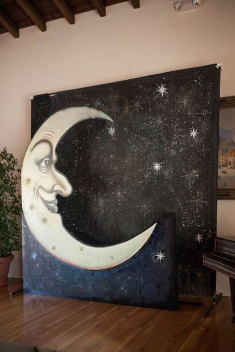 Paper Moon Photo Booth Vintage, Vintage Moon Backdrop, Paper Moon Wedding, Diy Moon Backdrop, Paper Moon Diy, Whimsigothic Wedding, Paper Moon Photo Booth, Wedding Photobooth Ideas, Moon Photo Booth