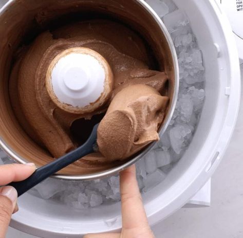 Easy Chocolate Ice Cream (no eggs) Ice Cream No Eggs, Easy Chocolate Ice Cream, No Egg Ice Cream Recipe, Homemade Chocolate Ice Cream, Ice Cream Sundae Bar, Double Chocolate Cake, Chocolate Ice Cream Recipe, Strawberry Whipped Cream, Chocolate Strawberry Cake