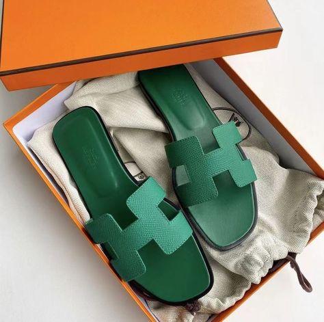 Hermes Slippers, Hermes Oran Sandals, Fashion Buyer, Black Leather Heels, Womens Sandals Flat, Pant Shirt, Womens Flats, Flat Sandals, Emerald Green