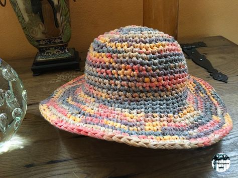 Esta pamela, muy fácil de hacer, es, básicamente, un círculo de ganchillo con algunas modificaciones (hacer ciertas vueltas sin aumentos). Hat Beret, Crochet Bucket Hat, Hat Ideas, Crochet Clothes, Ravelry, Knitted Hats, Crochet Hats, Amigurumi, Crochet Patterns