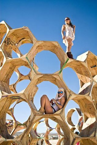 Bee Architecture, Festival Sets, Trap Art, Cultural Tourism, Burning Man Art, Atelier Design, Burning Men, Black Rock Desert, Black Rock City