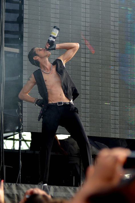 Jane's Addiction front-man Perry Ferrell drinks a bottle of Napa wine as they perform for a crowd of thousands at BottleRock Napa Valley. Perry Ferrell, Perry Farrell, Dave Navarro, Bad Religion, 80s Celebrities, Dwight Yoakam, Napa Wine, Jackson Browne, Kings Of Leon