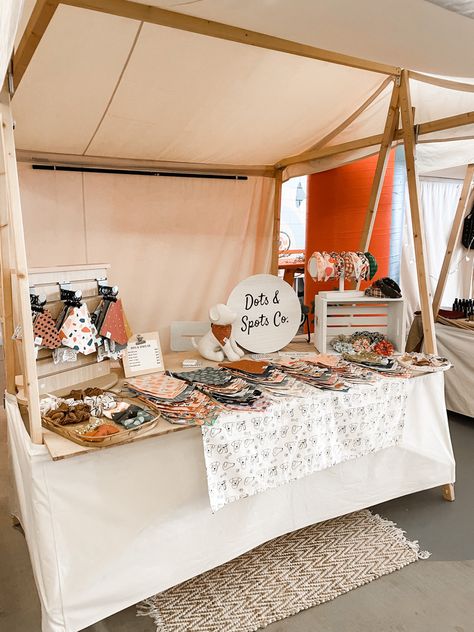 Dog Market Stall, Flee Market Stall Ideas, Simple Market Stall Ideas, Flee Market Booth Ideas, Flea Market Stall Ideas, Market Booth Setup, Flee Market Ideas, Vendor Table Display, Market Stall Display Ideas