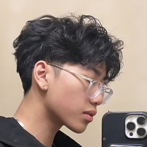 Curly Asian Hair, Taper Fade Short Hair, Mens Haircuts Short Hair, Men Haircut Curly Hair, Asian Haircut, Taper Fade Haircut, Straight Hair Cuts, Mens Hairstyles Thick Hair, Wavy Hair Men