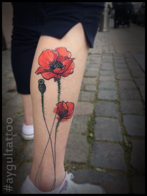 deze wilde bloemen en het grote verschil is een perfect voorbeeld. de bloemen ogen realistisch maar zijn iets schetsmatiger. kleine bloem staat voor mn dochter en de grote voor mij als moeder. prachtig! Delicate Flower Tattoo, Realistic Flower Tattoo, Vintage Flower Tattoo, Simple Flower Tattoo, Neotraditional Tattoo, Watercolor Tattoo Flower, Poppies Tattoo, Small Flower Tattoos, Flower Tattoo Shoulder