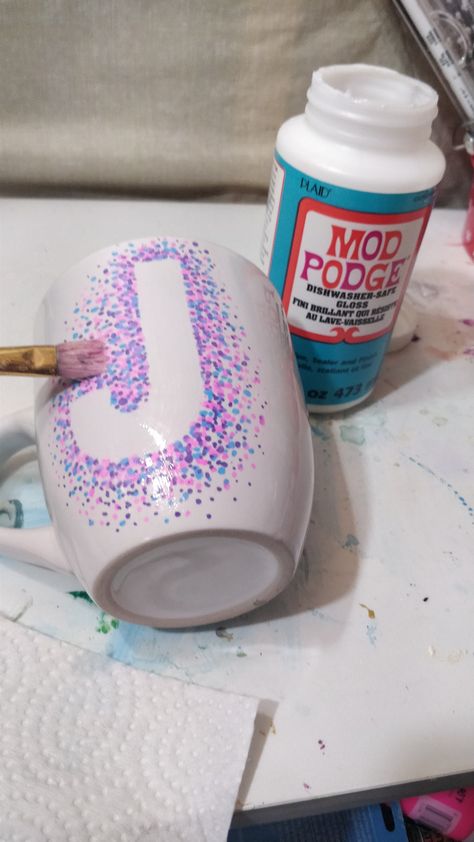 The Complete Guide to Sharpie Mugs - with Simple Designs and Ideas Sharpie On Ceramic, Mug Decorating Ideas Diy, Sharpie Mugs Diy, Painting On Mugs, Mug Art Paint, Cups Designs Ideas, Sharpie Painting, Sharpie Mug Designs, Sharpie Coffee Mugs