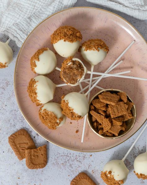 Biscoff Cake Pops Recipe (Cookie Butter Truffles) Cookie Butter Truffles, Making Cake Pops, Cake Pop Ideas, Raspberry Tiramisu, Perfect Cake Pops, Cake Pops Recipe, Biscoff Cake, Cold Cake, Vegan White Chocolate