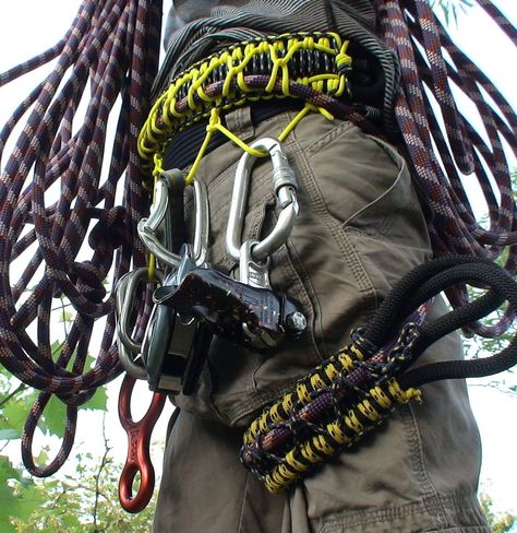 This is a DIY harness for climbing from paracord and a climbing rope. &amp;amp;amp;amp;amp;amp;amp;amp;amp;amp;amp;amp;amp;amp;amp;amp;amp;amp;amp;amp;amp;amp;amp;amp;amp;amp;amp;amp;amp;amp;amp;amp;lt;br&amp;amp;amp;amp;amp;amp;amp;amp;amp;amp;amp;amp;amp;amp;amp;amp;amp;amp;amp;amp;amp;amp;amp;amp;amp;amp;amp;amp;amp;amp;amp;amp;gt; You can made a simple harness from a single 4-5 m (13-16 feet) climbing rope as You may see in this tutorial but it's pretty uncomfortable. In this tut... Diy Harness, Climbing Aesthetic, Paracord Projects Diy, Survival Knots, Knots Guide, Climbing Harness, Paracord Diy, Survival Equipment, Climbing Gear