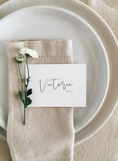 Flat Place Cards Wedding, Name Plate Wedding Place Settings, Wedding Plate Name Card, Easy Wedding Place Cards, Guest Table Name Cards, Wedding Place Mats Ideas, Place Setting Wedding No Plate, Simple Name Cards Wedding, Name Tag Table Setting