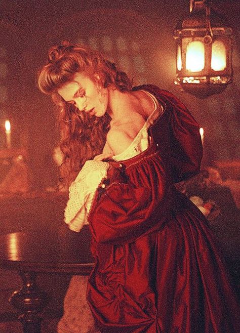 Keira Knightley in ‘Pirates of the Caribbean: The Curse of the Black Pearl’ (2003). Temptress Aesthetic, Elisabeth Swan, 3 People Costumes, Curse Of The Black Pearl, Kiera Knightly, جوني ديب, Kaptan Jack Sparrow, Arte Occulta, Elizabeth Swann