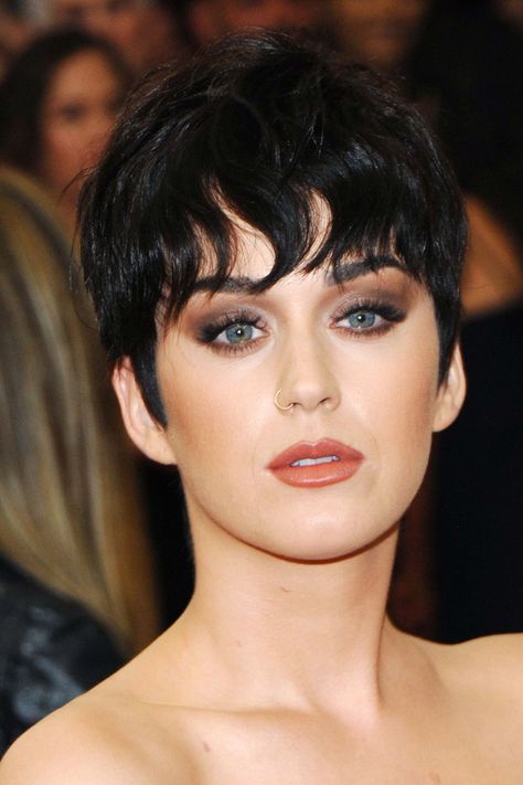 Katie Perry Short Hair, Katy Perry Pixie Haircut, Katy Perry Pixie, Katy Perry Short Hair, Katy Perry Met Gala, Katy Perry Makeup, Katy Perry Costume, Katie Perry, Candy Queen