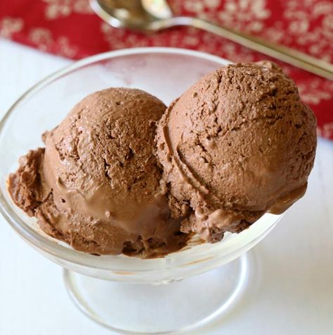 Frozen Yogurt Recipe Healthy, Chocolate Frozen Yogurt, Yogurt Recipes Healthy, Homemade Frozen Yogurt, Frozen Greek Yogurt, Frozen Yogurt Recipes, Chocolate Yogurt, Ice Cream Maker Recipes, Yogurt Recipe