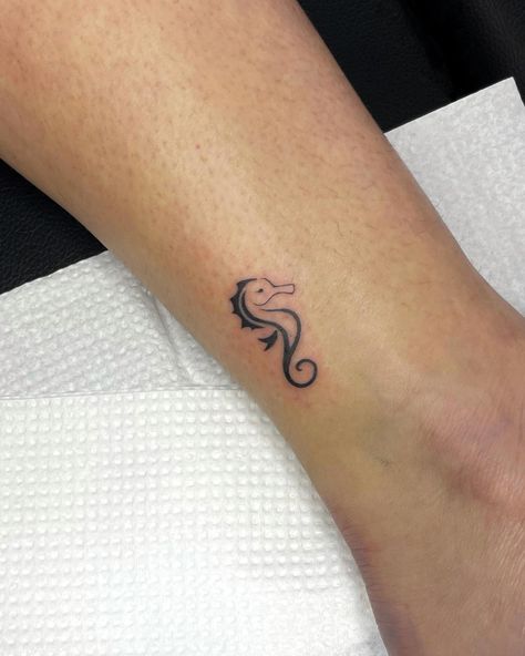 Seahorse micro tattoo for @kelzone87 🪸🪼🐠🌊🦀 Black Seahorse Tattoo, Small Seahorse Tattoo, Sea Horse Tattoos, Practice Tattoos, Micro Tattoo, Seahorse Tattoo, Horse Tattoo, Tattoo Outline, Tatting