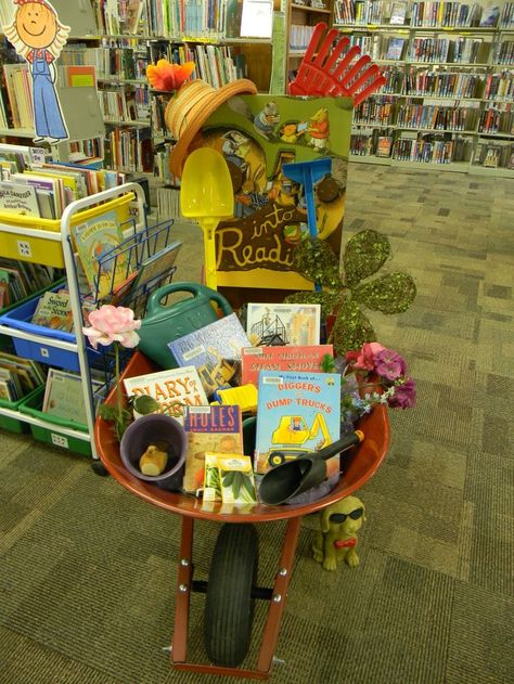 Spring Library, Reading Summer, Reading Display, School Library Displays, Library Themes, Library Book Displays, Library Posters, Elementary School Library, Library Organization