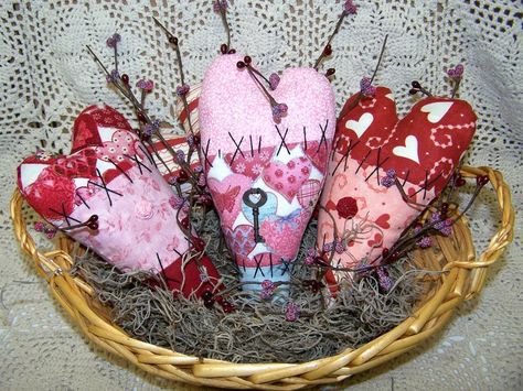 for craft fair? ornaments add lace etc too Crafts Valentines, Craft Cottage, Valentine Art, Clothespin Bag, Holiday Baskets, Primitive Patterns, Heart Projects, Christmas Stars, Spring Craft