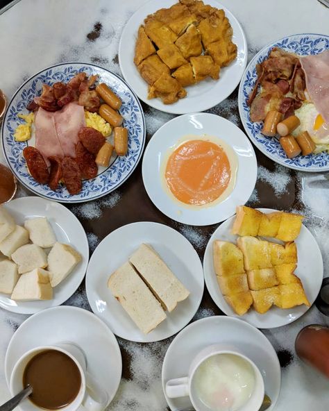 Wake yourself up the way Thais do! We’ve rounded up 8 breakfast places around Bangkok where you can find traditional Thai breakfast like congee, Thai-Chinese-style donuts, noodles, rice and curry, and more. Thai Breakfast Traditional, Chinese Breakfast Traditional, Breakfast Chinese, Thai Breakfast, Rice And Curry, Chinese Breakfast, Mom Breakfast, Breakfast Cafe, Breakfast Places