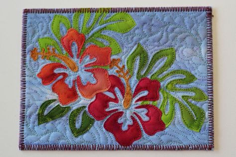 Hawaiian Applique Quilt, Hawaiian Quilt Patterns, Hawaiian Quilt, Fabric Postcards, Applique Quilt Patterns, Flower Quilts, Hawaiian Quilts, Applique Quilting, Mini Quilts