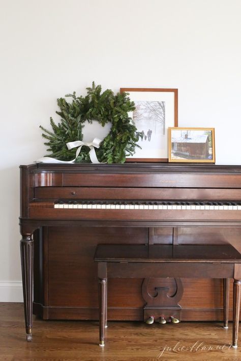 Christmas Decor Piano, Piano Christmas Decor, Easy Winter Decorations, Piano Living Rooms, Vintage White Christmas, Cozy Winter Decor, Piano Ideas, Piano Decor, Christmas Piano